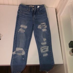 Ripped skinny jeans. 24 (0)